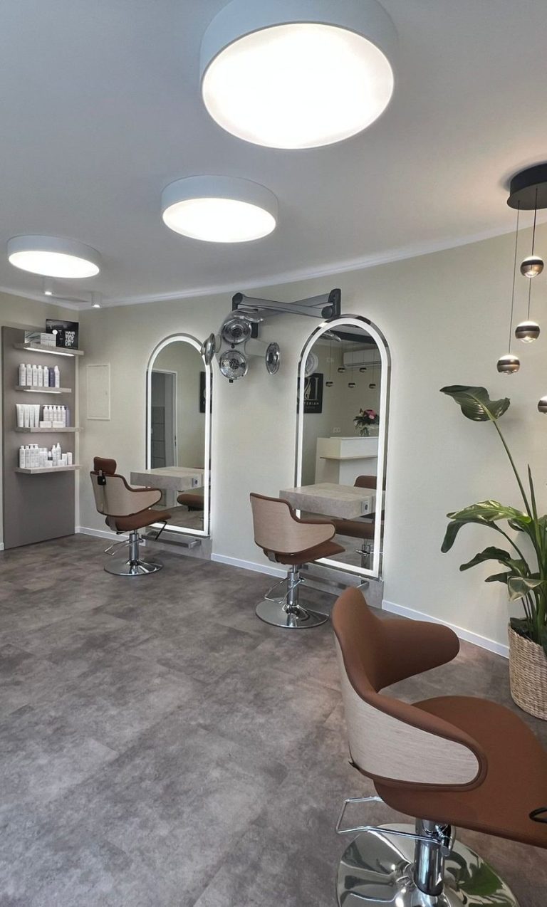 ...hier sieht man ein Bild vom  Salons