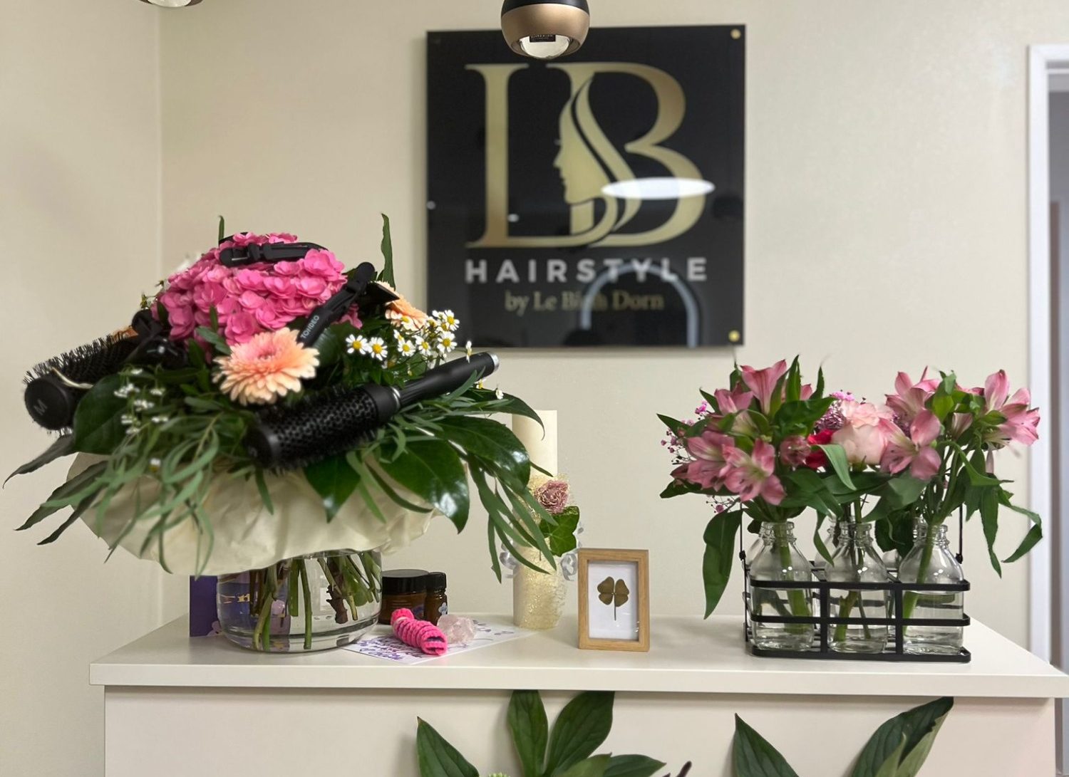 hier seht Ihr den Thekenbereich des Salons