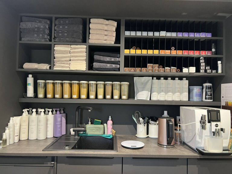 Bild vom Labor, wo die Pflanzenfarben angemischt werden